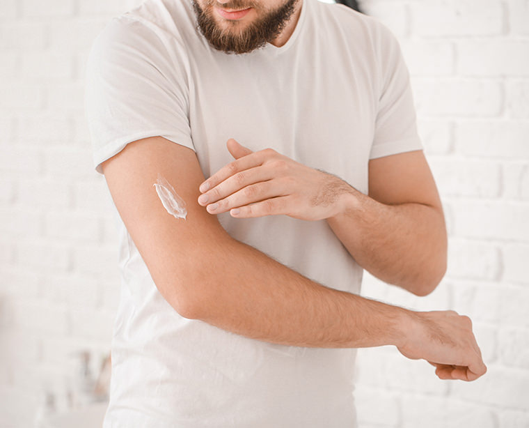 Applicare l’emolliente con cura per trattare efficacemente l'eczema